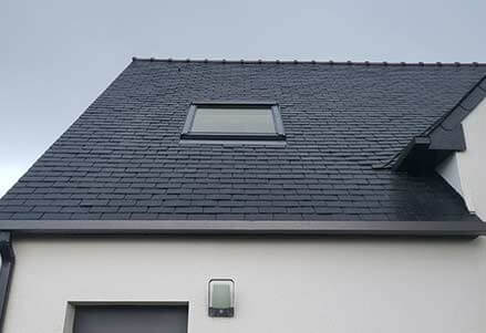 Toiture d'une maison en ardoise